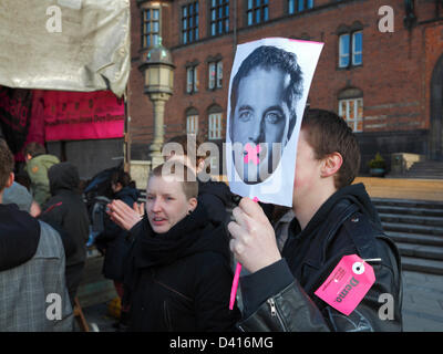 Copenhagen, Danimarca. Il 28 febbraio 2013. Targhetta del ministro per la ricerca, l'innovazione e l'istruzione superiore, Morten Østergaard (Oestergaard), in manifestazione studentesca di fronte al Municipio di Copenaghen contro il governo ha annunciato cambiamenti sulla, in molti modi, più lucrativi di pubblica istruzione GRANT. Rally prima della processione verso il Palazzo Christiansborg Square.. Credito: Niels Quist / Alamy Live News Foto Stock