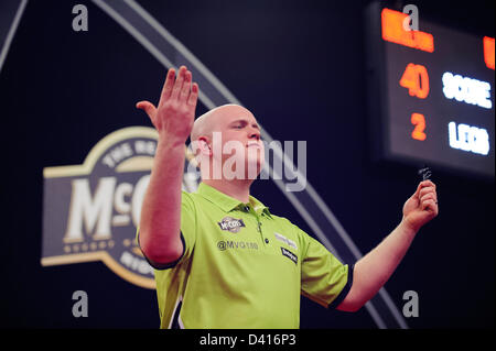 Exeter, Regno Unito. Il 28 febbraio 2013. mcg celebra la vittoria nella sua partita contro Andy Hamilton durante il round 4 del McCoy's Premier League freccette a Westpoint Arena. Credit: Azione Plus immagini di Sport / Alamy Live News Foto Stock