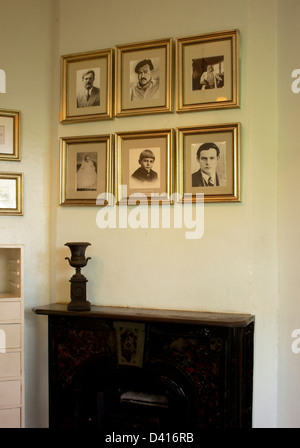 Foto incorniciate di Hemingway nella sua casa di Key West, Florida. Foto Stock