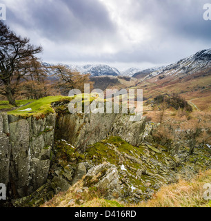 Vista guardando a sud dalla cima del castello roccioso, Borrowdale, Cumbria, Lake District, England, Regno Unito Foto Stock