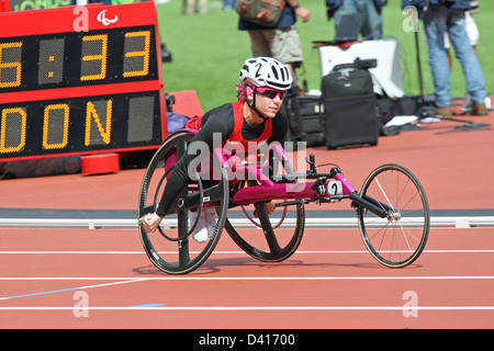 Amanda McGrory degli Stati Uniti nelle manche delle donne del 1500m - T54 allo stadio Olimpico a Londra nel 2012 i Giochi Paralimpici. Foto Stock