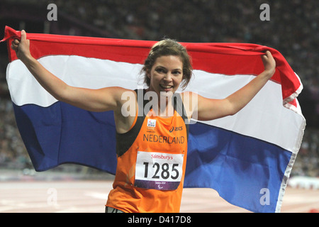 Marlou van Rhijn del Paesi Bassi Olanda celebra vincere l'oro nel femminile 200m - T44 atletica allo stadio Olimpico Foto Stock