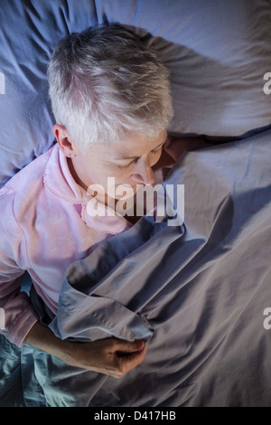 Donna matura dormire Foto Stock