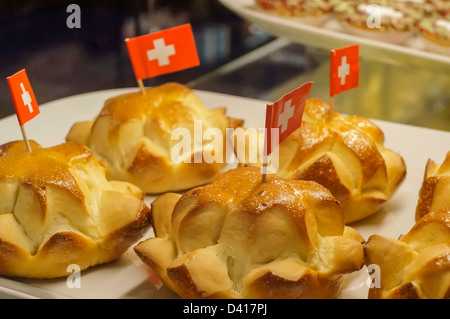 Torta con un po' di swiss flagg , croce bianca per 1 Agosto Giornata nazionale svizzera Zurigo , Foto Stock