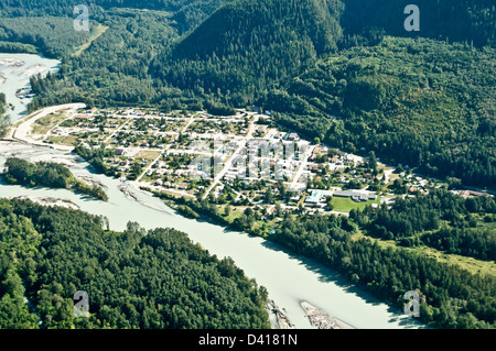 Una vista aerea della comunità Nuxalk First Nation di Bella Coola, nella Great Bear Rainforest, costa centrale, British Columbia, Canada. Foto Stock