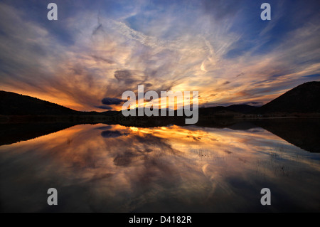 Tramonto sul lago Pinigoura (stagionale) lago , Livadi Arachovas, Parnassos mountain, Viotia ("Beozia'), Grecia centrale. Foto Stock