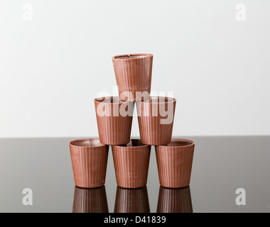 Pila di cioccolato bicchierini nella piramide Foto Stock