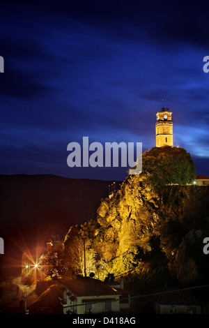 Vista notturna di Arachova, il più popolare località turistica invernale in Grecia, monte Parnassos, VIOTIA, GRECIA CENTRALE. Foto Stock