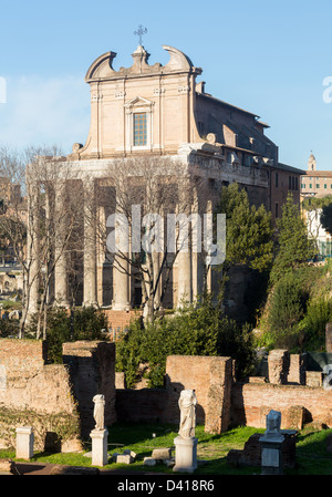 Dettagli di resti e rovine dell antica Roma Italia che mostra il Tempio di Antonino e Faustina Foto Stock