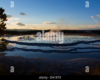 Fontana di Grand Geyser al tramonto, il Parco Nazionale di Yellowstone Foto Stock