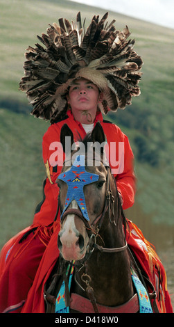 Nativi americani ragazzo indiano a cavallo con testa di piuma abito della prateria Dakota del Sud, STATI UNITI D'AMERICA Foto Stock