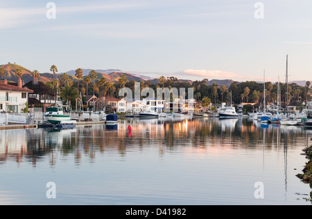 Sunrise a sviluppo residenziale da acqua a Ventura California con case moderne e yacht barche Foto Stock