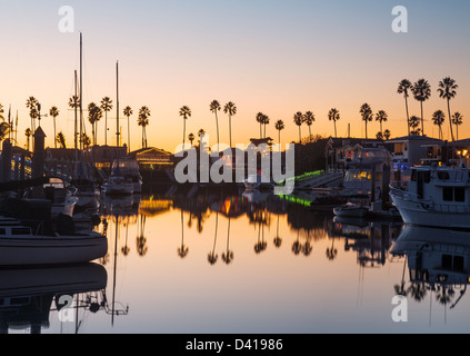 Tramonto su sviluppo residenziale da acqua a Ventura California con case moderne e yacht barche Foto Stock