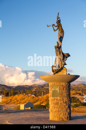 Mermaid statua suonare il flauto di artista sconosciuto in ingresso al porto di Ventura creato da un artista sconosciuto scultore Foto Stock