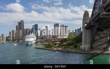 Voyager dei mari ormeggiata nel porto di Sydney con il Ponte del Porto di Sydney in primo piano. Foto Stock