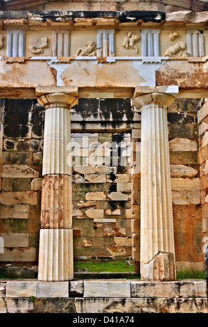 Il Tesoro degli Atenesi all antica Delphi, "l' ombelico del mondo antico, FOCHIDA, GRECIA CENTRALE. Foto Stock