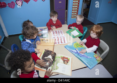 Smart i ragazzi sono per noi un ambiente multiculturale la scuola materna e early learning center di Brooklyn, New York. Foto Stock