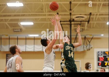 FEB 28, 2013 : secolo la guardia Kevin Steadman (14) cerca di colpire un colpo durante il Maryland membro 2A west regional quarti di finale boys basketball playoff. Il team di Oakdale sconfitto secolo 50-36 di anticipo. Foto Stock