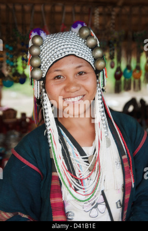 Giovane donna akha in Thailandia del Nord sorridente Foto Stock