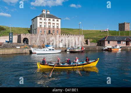 La Scozia, Scottish Borders, Eyemouth, porto, canotto, Gunsgreen casa costruita 1750's Foto Stock