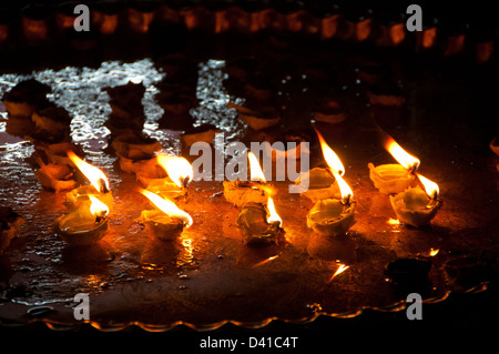 Accesa lampade a olio fatte di limone Foto Stock