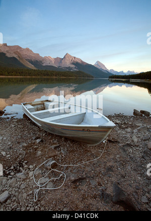 Barca a remi in riva al Lago Maligne, Jasper National Park, Alberta, Canada. Foto Stock