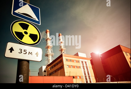 Centrale nucleare con segno di radioattività Foto Stock