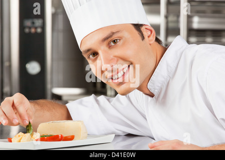 Felice Chef maschio piatto di farcitura Foto Stock