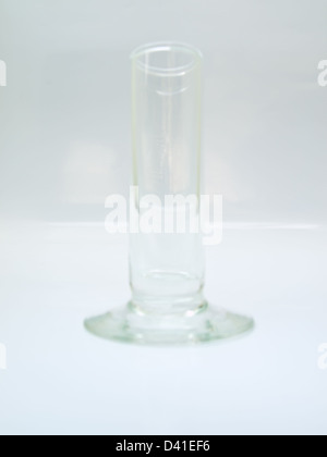 Un tubo di vetro isolato su sfondo bianco Foto Stock