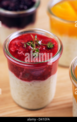 Baccelli di vaniglia cocco budino di riso guarnita con frutta cotta Foto Stock