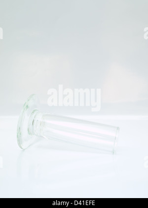 Un tubo di vetro isolato su sfondo bianco Foto Stock