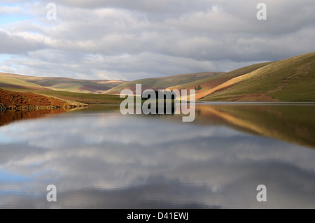 Autunno riflessioni Craig Goch serbatoio Elan Valley Powys Galles Cymru REGNO UNITO GB Foto Stock