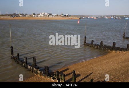 Barche a posti barca presso la foce del fiume Deben, Felixstowe Ferry, Suffolk, Inghilterra Foto Stock