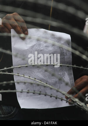 Srinagar Kashmir, India. 1 marzo 2013. Gli attivisti e i sostenitori del Jammu Kashmir Liberation Front (JKLF) libertà di gridare slogan e tenere premuto posters di Afzal Guru durante una manifestazione di protesta a Srinagar. Essi chiedono il ritorno di Mohammad Afzal Guru dell corpo dopo che egli è stato impiccato per un attacco al parlamento del paese nel 2001, che ha provocato la morte di nove persone. Credito: ZUMA Press, Inc. / Alamy Live News Foto Stock