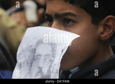 Srinagar Kashmir, India. 1 marzo 2013. Gli attivisti e i sostenitori del Jammu Kashmir Liberation Front (JKLF) libertà di gridare slogan e tenere premuto posters di Afzal Guru durante una manifestazione di protesta a Srinagar. Essi chiedono il ritorno di Mohammad Afzal Guru dell corpo dopo che egli è stato impiccato per un attacco al parlamento del paese nel 2001, che ha provocato la morte di nove persone. Credito: ZUMA Press, Inc. / Alamy Live News Foto Stock