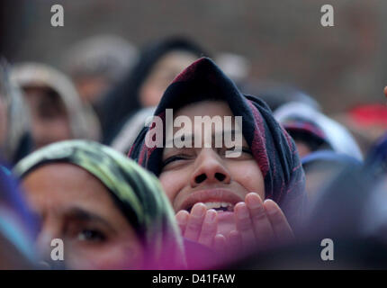 Srinagar Kashmir, India. 1 marzo 2013. Kashmir donne musulmane piange durante il pregare al di fuori del santuario di Syed Abdul Qadir Jeelani (R.UN) comunemente noto come Gousul Azam Dastageer, per l anniversario della sua morte al suo Santuario a Srinagar. Centinaia di devoti assiepati al santuario per contrassegnare la fine di 19-giorno del festival e 815th anniversario della morte di Jeelani la cui tomba si trova a Bagdad in Iraq. Credito: ZUMA Press, Inc. / Alamy Live News Foto Stock