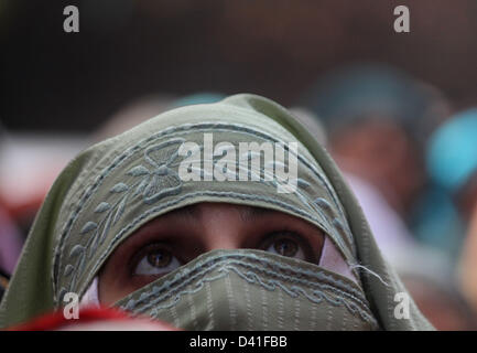 Srinagar Kashmir, India. 1 marzo 2013. Kashmir donne musulmane prendere parte durante il pregare al di fuori del santuario di Syed Abdul Qadir Jeelani (R.UN) comunemente noto come Gousul Azam Dastageer, per l anniversario della sua morte al suo Santuario a Srinagar. Centinaia di devoti assiepati al santuario per contrassegnare la fine di 19-giorno del festival e 815th anniversario della morte di Jeelani la cui tomba si trova a Bagdad in Iraq. Credito: ZUMA Press, Inc. / Alamy Live News Foto Stock