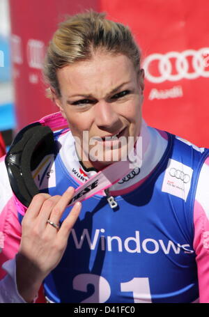 Garmisch, Germania. 1 marzo 2013. Maria Höfl-Riesch dalla Germania reagisce nella zona finale a sci alpino Super G femminile di Coppa del mondo a Garmisch-Partenkirchen. Foto: STEPHAN JANSEN/dpa/Alamy Live News Foto Stock