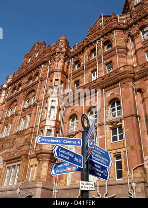 Segno posto in basso a Mosley Street con Midland hotel in background, Manchester REGNO UNITO Foto Stock