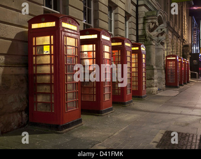 K6 scatole telefoniche rosse disegnate nel 1935 da Sir Giles Gilbert Scott, fuori dall'Ufficio postale generale di Blackpool di notte, Lancashire, Regno Unito Foto Stock