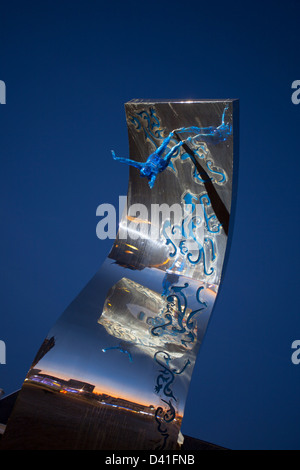 Giant Wave scultura, acqua, mare, viaggi, cielo blu, natura, arte, oceano, arte pubblica fatta da M-tec, una divisione del gruppo WEC nella piazza di cedro, Blackpool, Foto Stock
