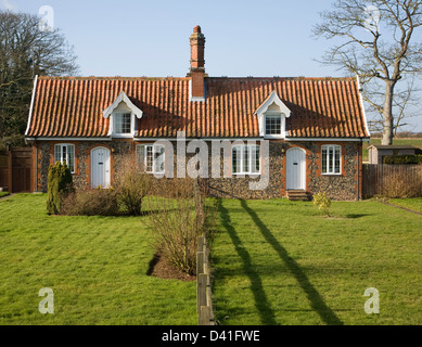 Piccoli cottage simmetrici e giardini divisi da recinzione, Bawdsey, Suffolk, Inghilterra Foto Stock