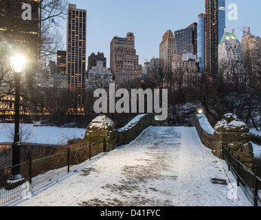 Il Central Park di New York City Gapstow bridge dopo la tempesta di neve Foto Stock