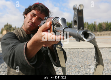 Afghan agenti di polizia locali pratica sparando AK-47 fucili a canna rigata durante il corso di formazione Febbraio 17, 2013 nel distretto di Arghandab, provincia di Kandahar, Afghanistan. Foto Stock