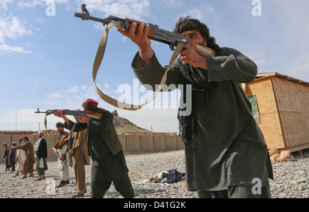 Afghan agenti di polizia locali pratica sparando AK-47 fucili a canna rigata durante il corso di formazione Febbraio 17, 2013 nel distretto di Arghandab, provincia di Kandahar, Afghanistan. Foto Stock