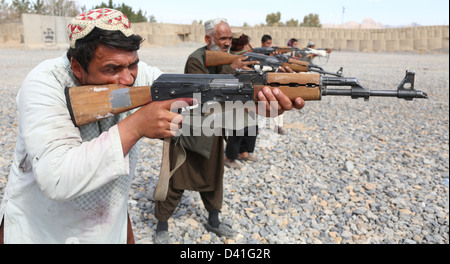 Afghan agenti di polizia locali pratica sparando AK-47 fucili a canna rigata durante il corso di formazione Febbraio 17, 2013 nel distretto di Arghandab, provincia di Kandahar, Afghanistan. Foto Stock