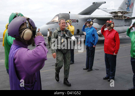 Il Presidente George W Bush passa attraverso il 'Side boys' dopo una trappola di successo a bordo della USS Abraham Lincoln (CVN 72) in un S-3B Viking assegnato al Blue lupi di mare Control Squadron tre cinque (VS-35) designato "NAVY 1'. Il Presidente Bush è il primo presidente di seduta per intrappolare a bordo di una portaerei in mare. Il Presidente sta conducendo una visita a bordo di una nave per soddisfare con i marinai e affronterà la nazione come Lincoln si prepara a tornare da dieci mesi di distribuzione per il Golfo Arabico a sostegno dell'Operazione Iraqi Freedom. Foto Stock