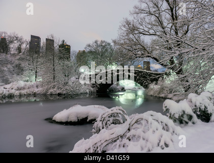 Il Central Park di New York City a Gapstow bridge al mattino presto dopo la tempesta di neve Foto Stock