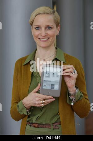 Berlino, Germania. 1 marzo 2013. Managing Partner di libraio H. Hugendubel GmbH & Co. KG, Nina Hugendubel, pone con l'eReader tolino a Berlino. Principali librerie tedesche Thalia, Weltbild, Hugendubel e Club Bertelsmann pool saranno loro a lettura digitale competenza nel futuro. I partner indietro il nuovo marchio tolino. Foto: JOERG CARSTENSEN/dpa/Alamy Live News Foto Stock