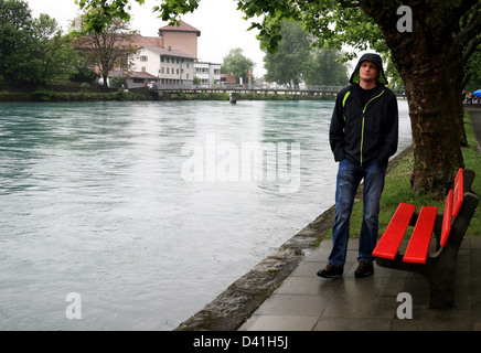 Uomo vicino al fiume Aare Interlaken Svizzera Foto Stock